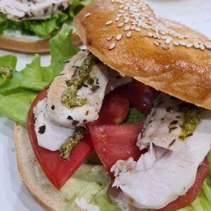 Bagel - aiguillette de poulet, salade, tomate & pesto